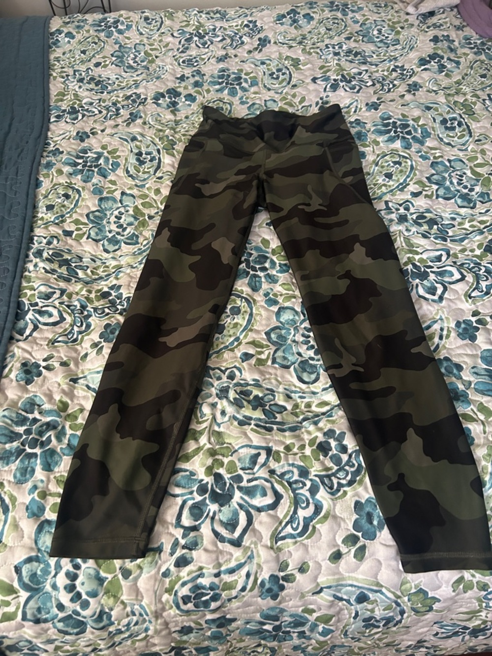 Old Navy Active Camo Leggings in Olive & Black